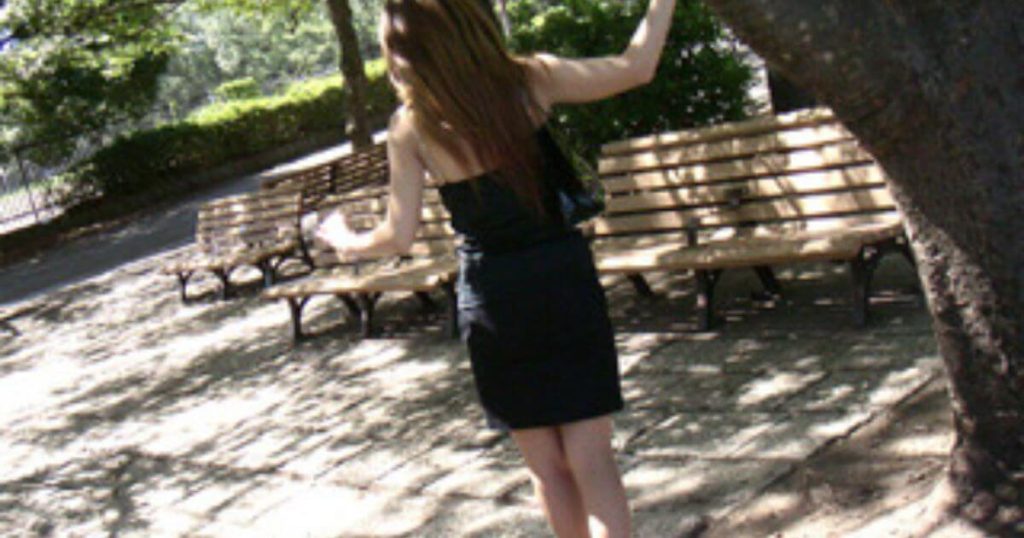 公園で後ろ姿を見せる女性