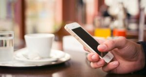 スマホを操作する男性