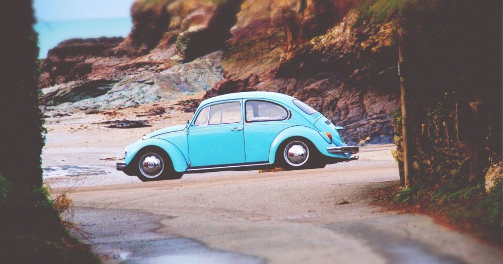 海辺に泊まっている青い車