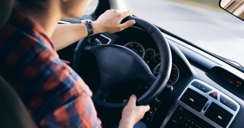 車を運転する男性