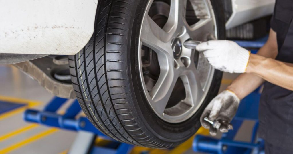 車のタイヤを外す男性