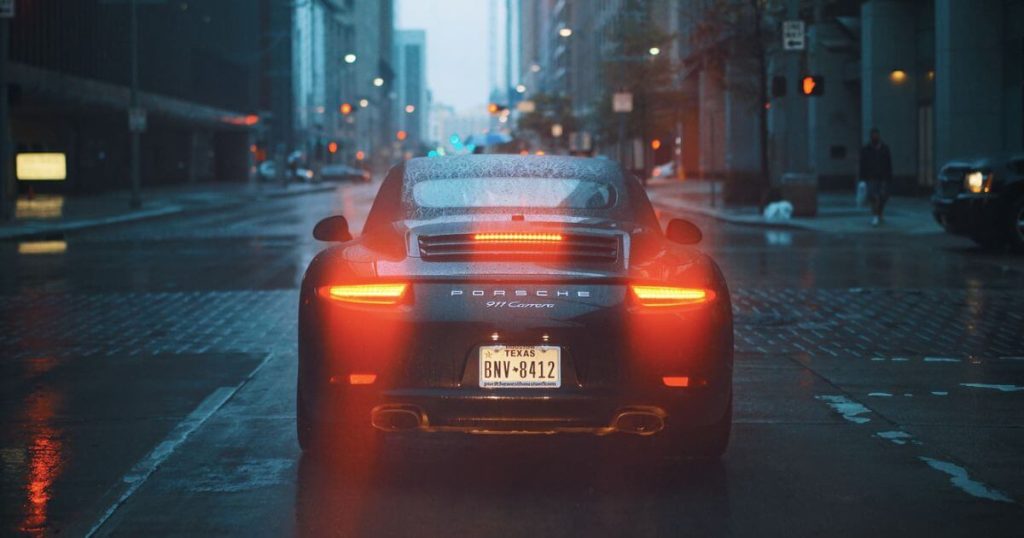 黒い車の後ろ姿