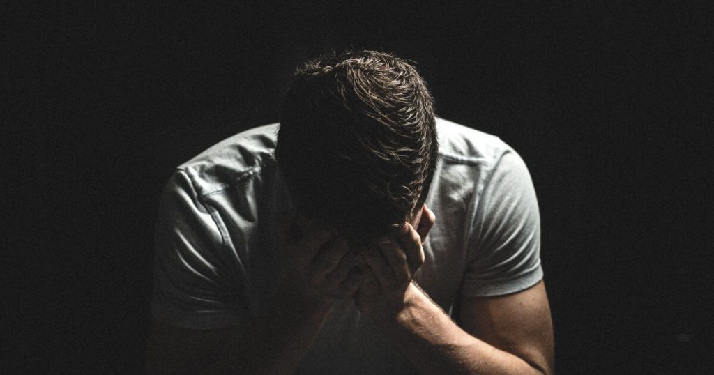 業者に騙されうなだれる男性