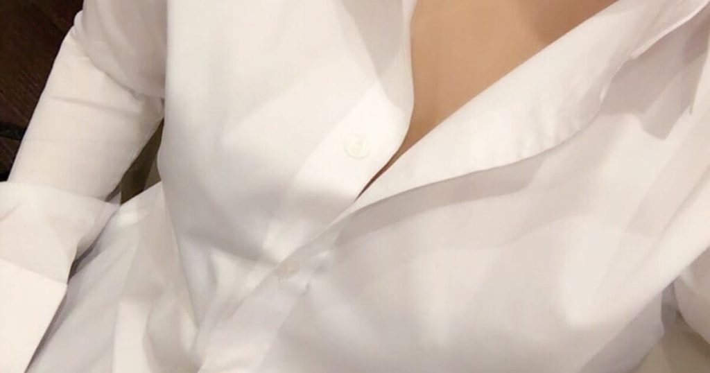 白いブラウス姿の巨乳の女性
