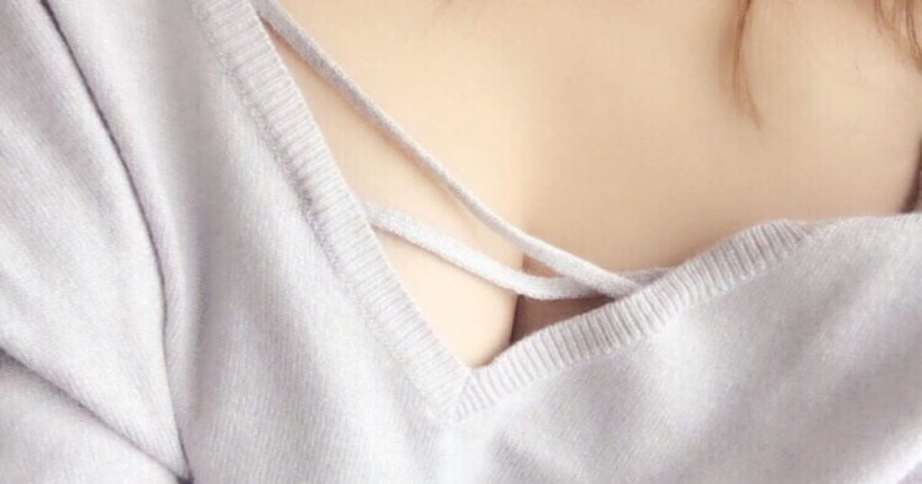 胸元をちらつかせる巨乳女性