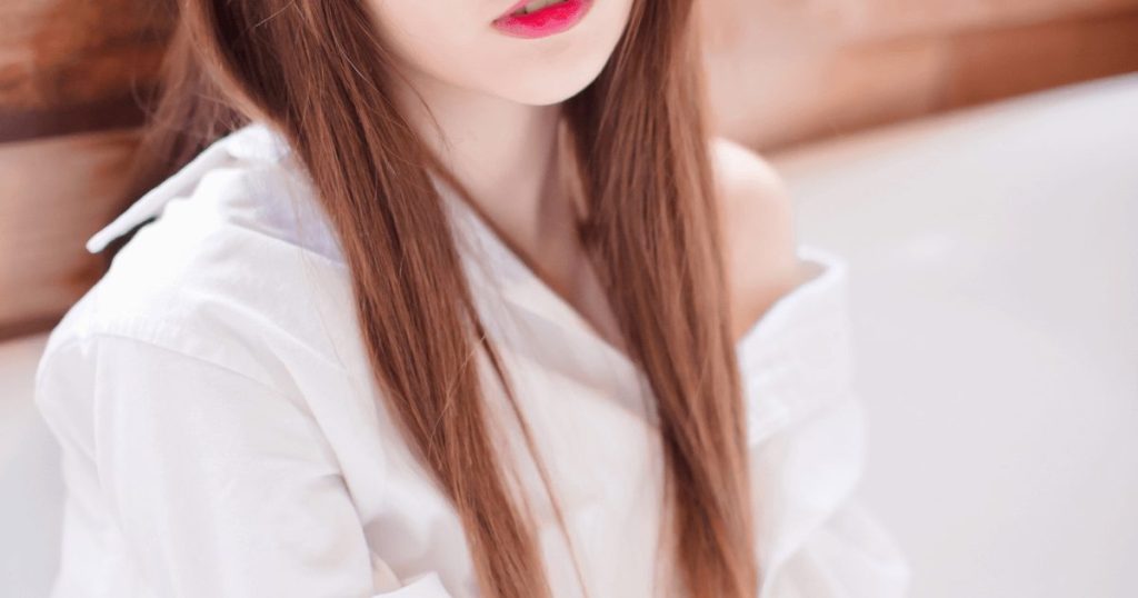 浴槽の中でパジャマ姿で座っている女性