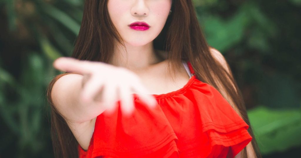手を差し出している女性