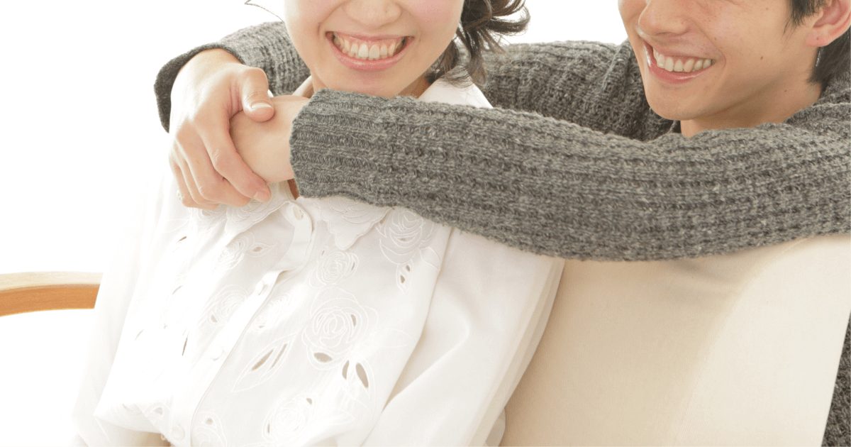 女性を後ろから抱きしめる男性